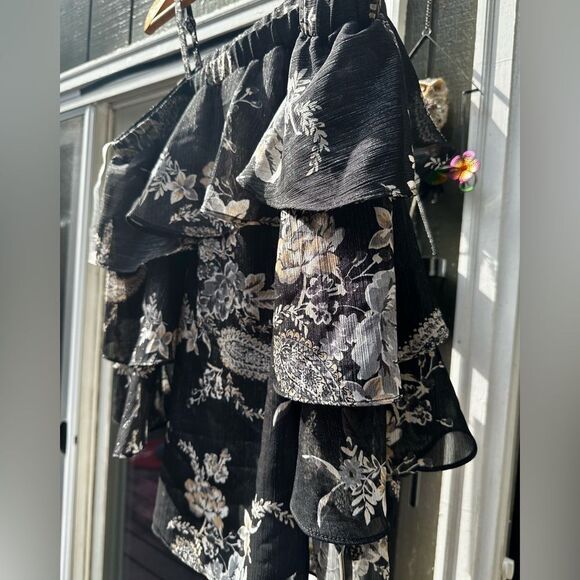 BCX Black and White Floral Top with a cool Goldish sheen - Picture 5 of 12